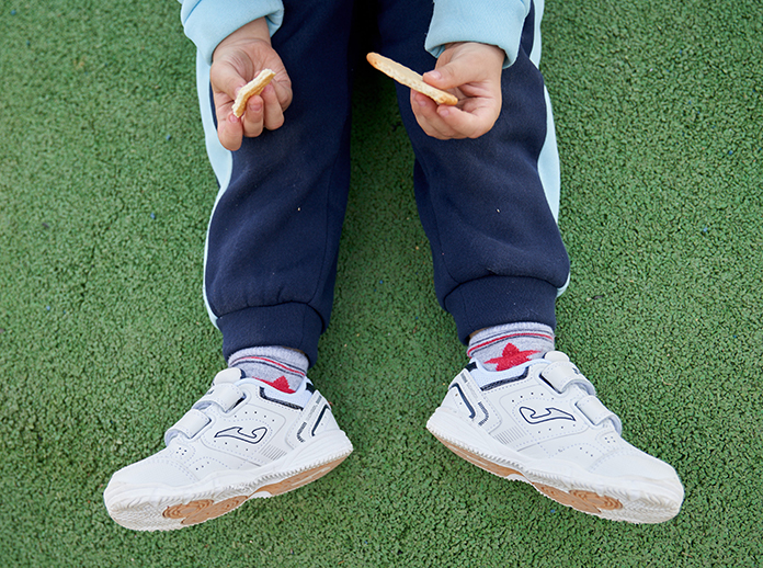 Pies de niño llevando zapatillas escolares School de Joma