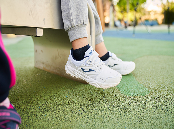 Pies de niño llevando calzado de running Fury de Joma