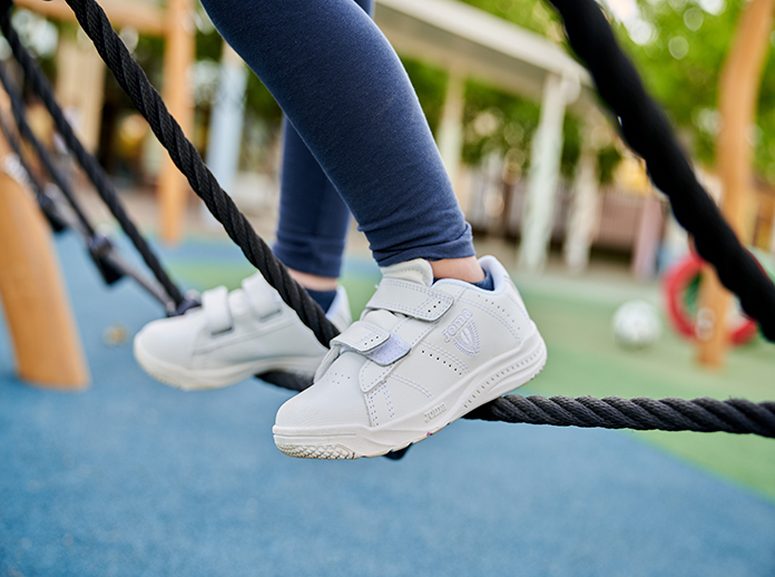 Pies de niña con calzado escolar Play de Joma