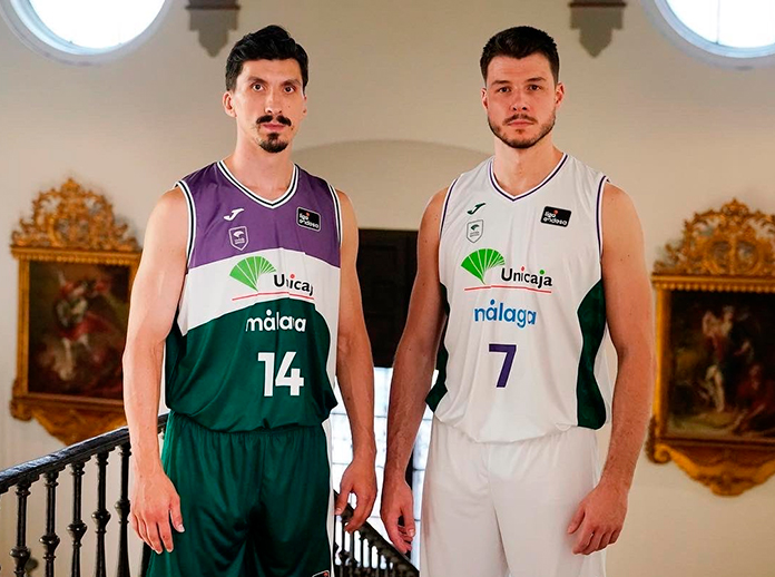 Jugadores de baloncesto vistiendo la nueva equipación de Unicaja Baloncesto.