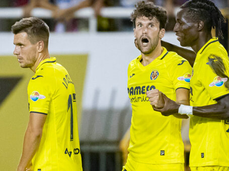 Futbolistas del Villarreal celebrando su pase a la Conference League.