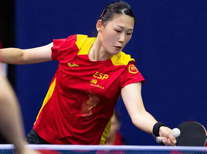 María Xiao jugando al tenis de mesa en el Campeonato Europeo de Tenis de Mesa 2022