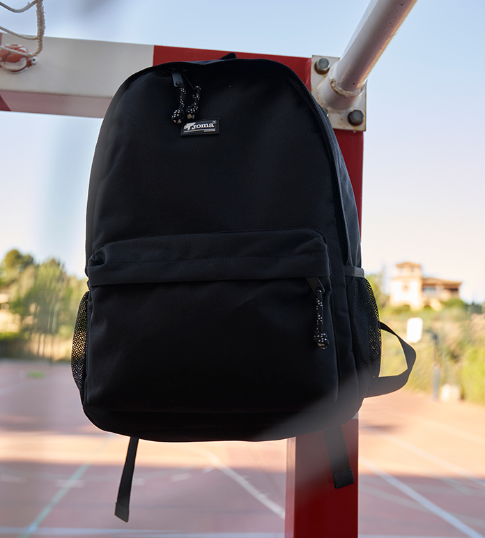 Mochila para el colegio de Joma colgada en una portería. 