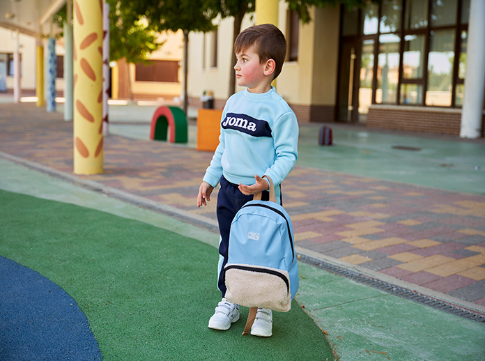 Ragazzo che indossa uno zaino scolastico Joma Friendly.