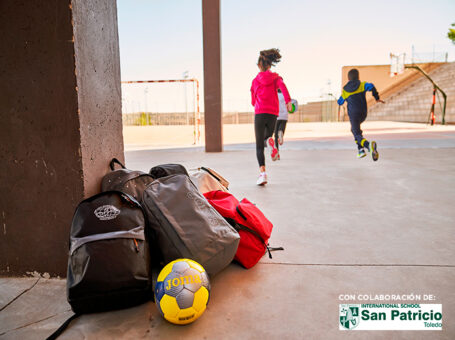 Mochilas escolares de Joma en el patio del colegio.