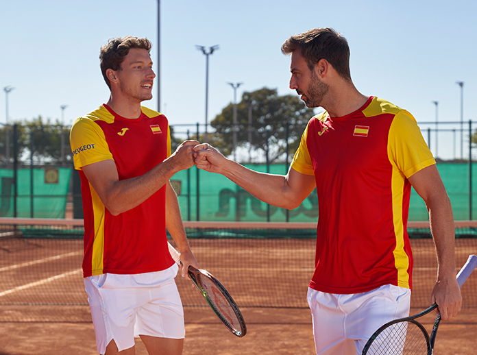 Los tenistas Joma Pablo Carreño y Marcel Granollers, que jugarán la Copa Davis 2022, dándose la mano.