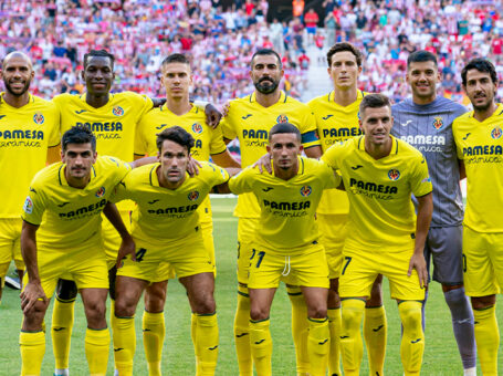 Jugadores del Villarreal posando después de proclamarse líder de la Liga.