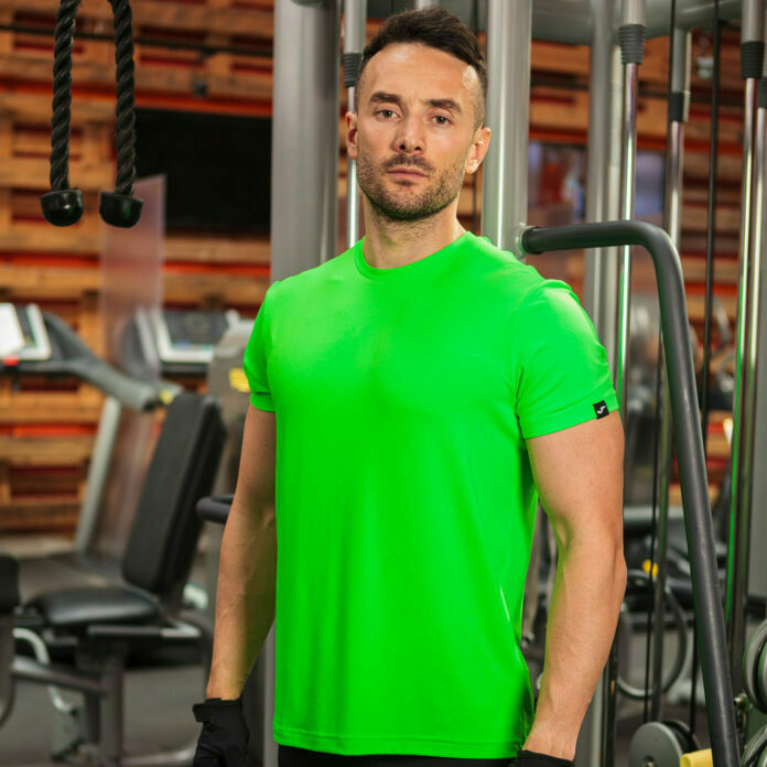 Homem no ginásio vestindo uma T-shirt da Joma Sydney.