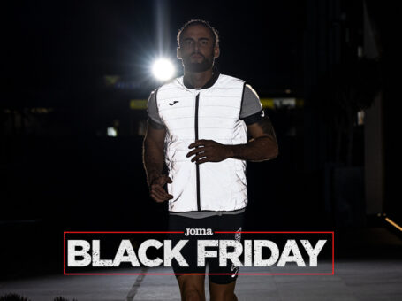 Chico con ropa de running con anuncio de Black Friday