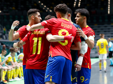 Jugadores de la selección española de fútbol sala abrazándose en el Europeo sub19