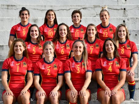 Las jugadoras de la Federación Española de Rugby vistiendo la nueva camiseta