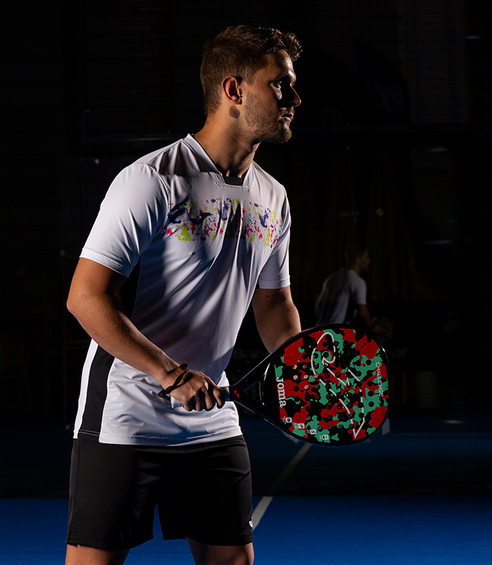 Giocatore di padel con la racchetta da padel Joma Challenger.