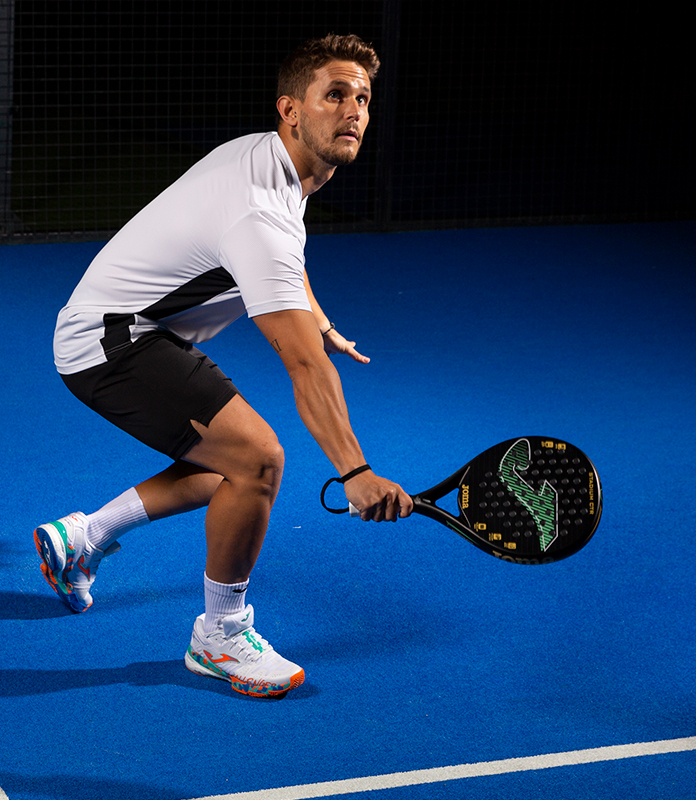 Giocatore di padel che gioca con la racchetta da padel Joma Stadium CTR.