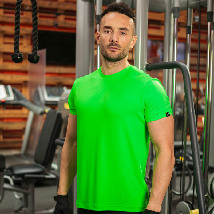 Mann in der Turnhalle, der ein Joma-T-Shirt aus Sydney trägt.