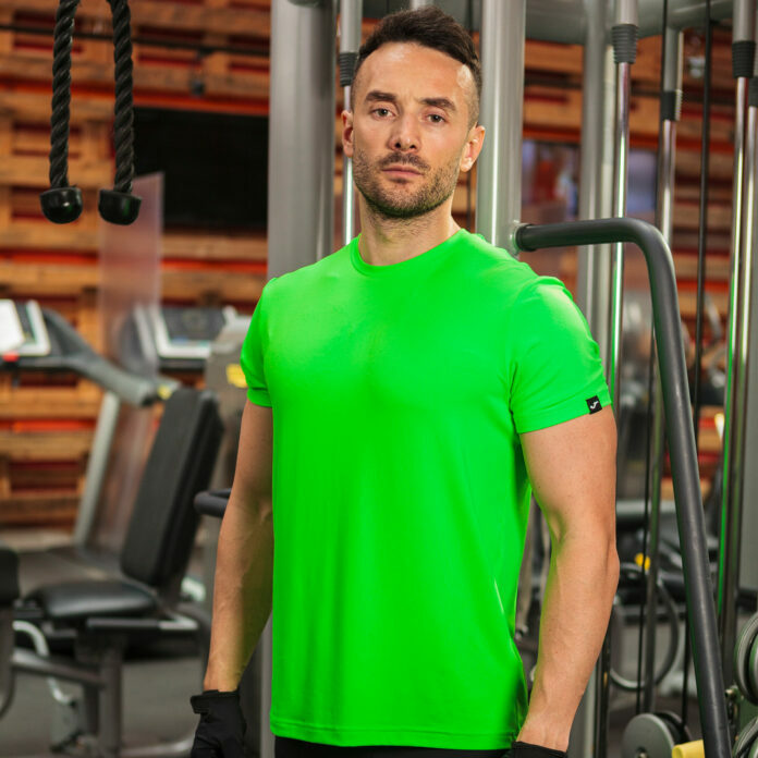 Mężczyzna na siłowni ubrany w koszulkę Joma Sydney.