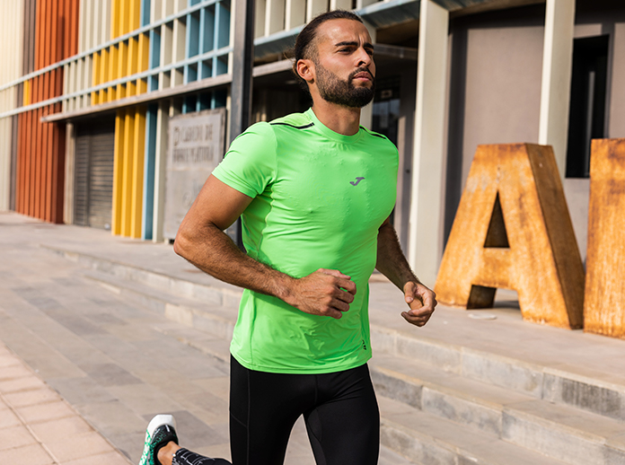 Corredor vistiendo camiseta de running R-City Joma