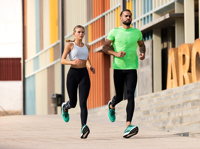 Hombre y mujer corriendo con ropa de running de Joma.