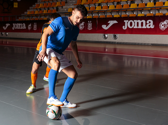 Jugadores de fútbol sala jugando con botas de fútbol sala de Joma.