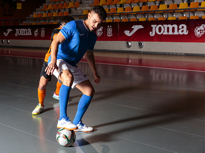 Giocatori di futsal che giocano con le scarpe da futsal Joma.