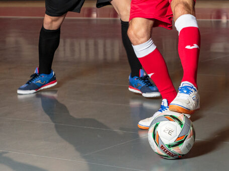 Pies de jugadores de fútbol sala calzando zapatillas de fútbol sala de Joma