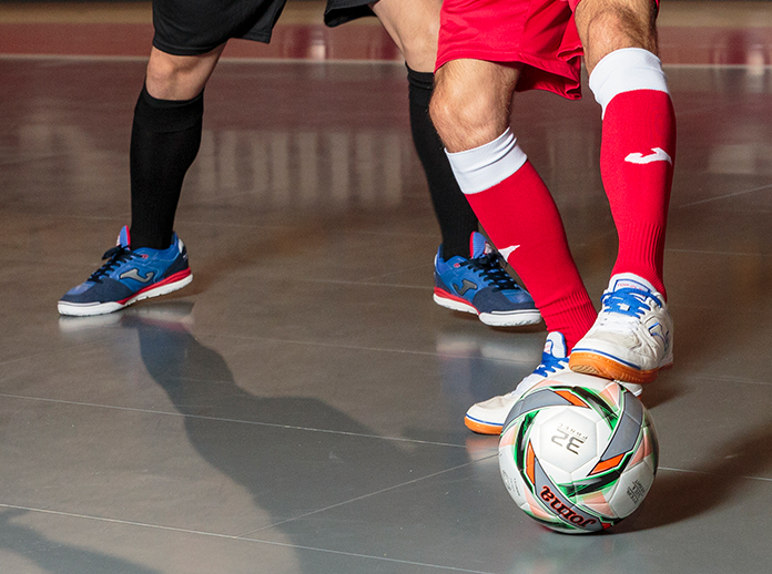 Pies de jugadores de fútbol sala calzando zapatillas de fútbol sala de Joma