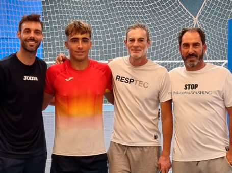 Dani Mérida posando por su fichaje en el TEC de Barcelona.