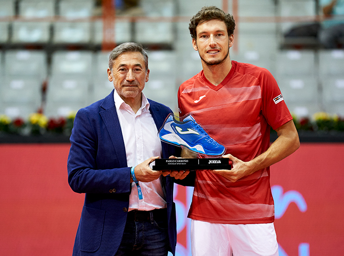 Carreño recibiendo el trofeo conmemorativo en su homenaje en el Gijón Open