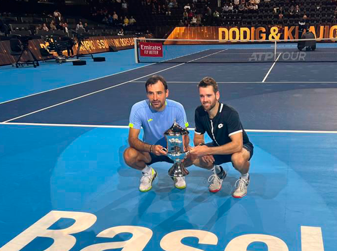 Iván Dodig con el trofeo en dobles en el ATP 500 de Basel