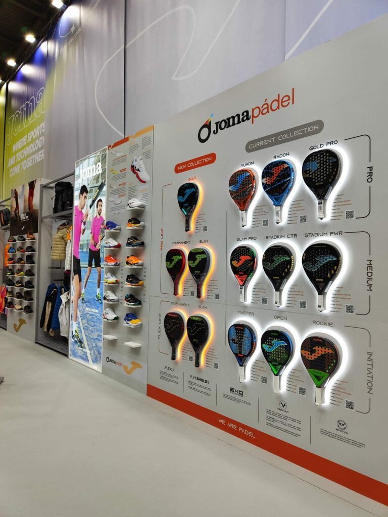 Palas de pádel expuestas en el stand de Joma de la ISPO Múnich 2022.