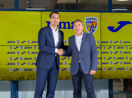 Alberto López y Răzvan Burleanu estrechándose la mano por el acuerdo ente Joma y la Federación Rumana de Fútbol.