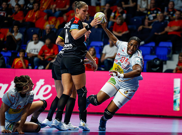 Las Guerreas jugando el partido de clasificación para el Europeo 2022 contra Alemania.