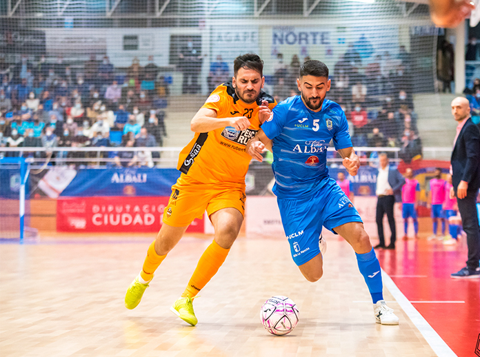 Jugadores del Viña Albali Valdepeñas y Pescados Rubén Burela jugando la Copa del Rey.