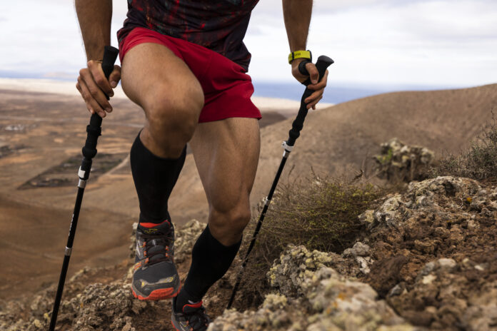 Chico con ropa, calzado y accesorios de trail running Joma.