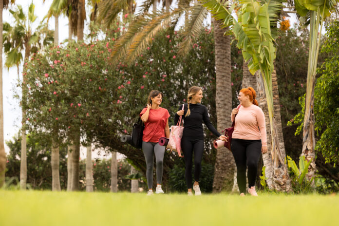 Chicas vistiendo ropa de gimnasio seleccionada para las rebajas de enero de Joma 2023.