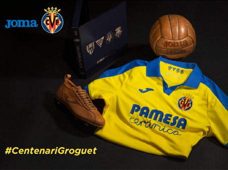 Camiseta del centenario de Villarreal CF junto con balón y botas antiguas.