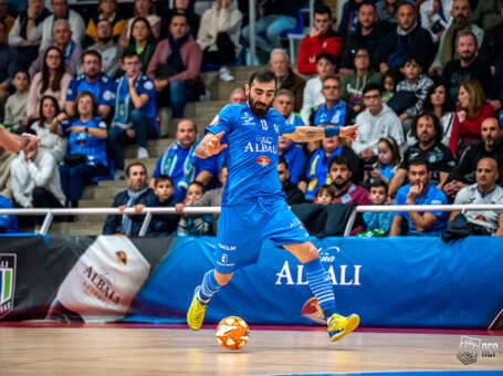 El pívot del Valdepeñas Abbasi jugando al fútbol sala.