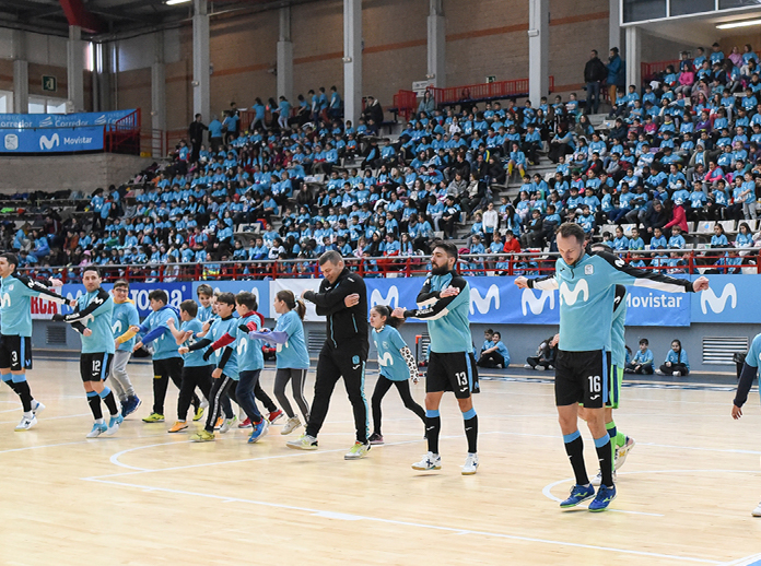 Niños y jugadores del Movistar Inter FS entrenando en la Gira Movistar Megacrack.