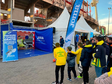 Niños disfrutando de las actividades organizadas por Joma en la Copa de España de fútbol sala.