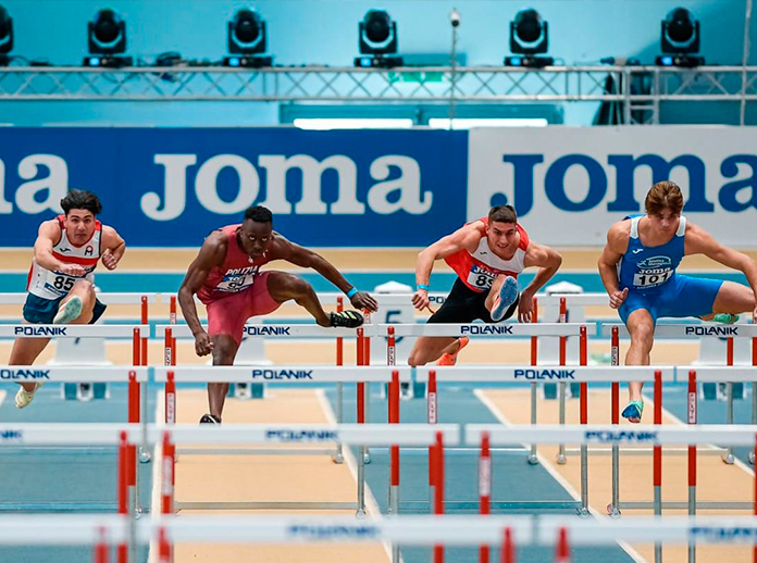 Atletas compitiendo en los Campeonatos Absolutos de Pista Cubierta 2023.