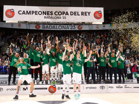 Jugadores del Unicaja celebrando la victoria en la Copa del Rey 2023.