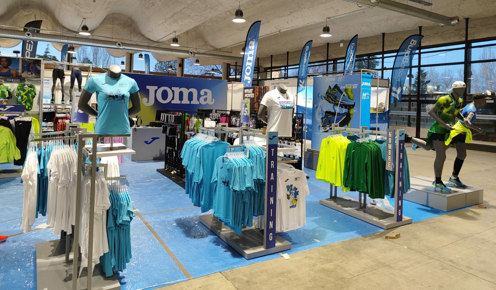 Stand de venta de Joma en el Movistar Madrid Medio Maratón 2023.