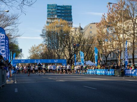 Corredores saliendo de la meta en el Medio Maratón de Madrid.