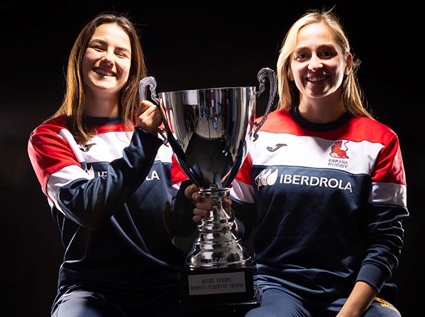 Las Leonas con la Copa de Europa en su visita a Joma.