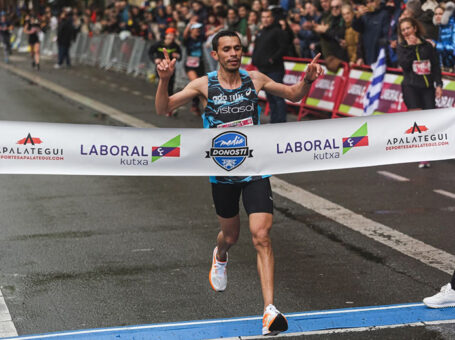 El atleta Hicham Sigueni cruzando la meta de la Media Maratón Donosti 2023.