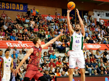 Jugadores del Unicaja Baloncesto jugando antes de pasar a la Final Four de la BCL.