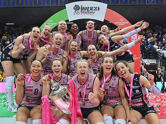 Las jugadoras del Imoco Voley con el trofeo de campeonas de Italia.