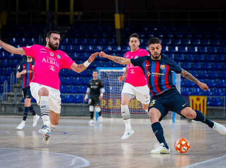 Futbolistas durante un partido de la Play-Off de fútbol sala.