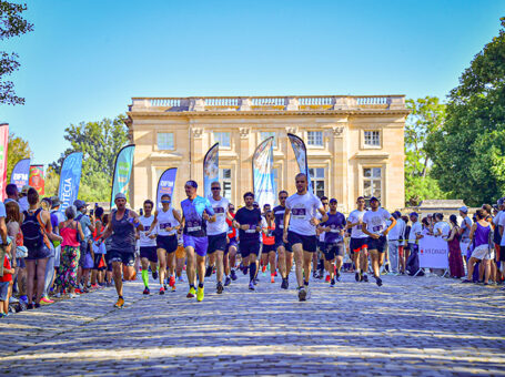 Corredores saliendo del recorrido en la NordicTrack Running château de Versailles.