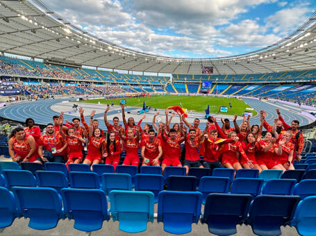 Los atletas españoles celebrando su cuarto puesto en el Campeonato Europeo de Atletismo por Naciones.