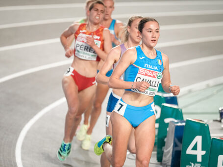 Atletas de Italia compitiendo en el Campeonato Europeo de Atletismo por Naciones.